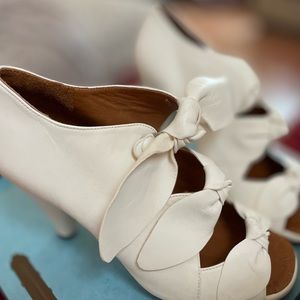 CHIE MIHARA Off white leather bow front open-toe heels. Euro size 38 = US 7.5